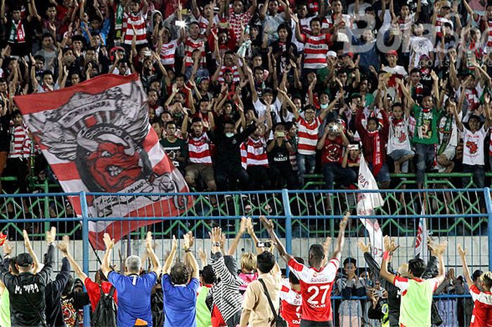 Pemain dan ofisial Madura United memberikan penghormatan kepada pendukung mereka usai pertandingan melawan Semen Padang dalam laga lanjutan Liga 1 di Stadion Gelora Bangkalan, Jawa Timur, Senin (12/06/2017) malam.