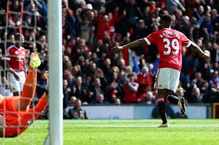 Penyerang Manchester United, Marcus Rashford, merayakan gol ke gawang Aston Villa dalam laga Premier League di Stadion Old Trafford, Manchester, Inggris, 16 April 2016.