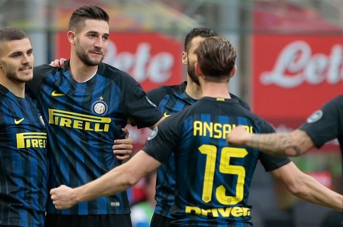 Roberto Gagliardini merayakan gol bersama pemain Inter dalam pertandingan Serie A melawan Atalanta di Giuseppe Meazza, Milan, 12 Maret 2017.