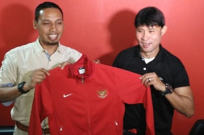 Pelatih anyar timnas U-19 Indonesia, Eduard Tjong (kanan), saat diperkenalkan di Kantor PSSI, di kawasan Kuningan, Jakarta Selatan, Jumat (15/7/2016).