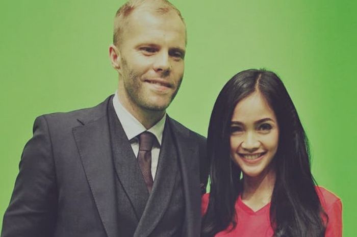 Eidur Gudjohnsen (kiri) dan Kartika Berliana