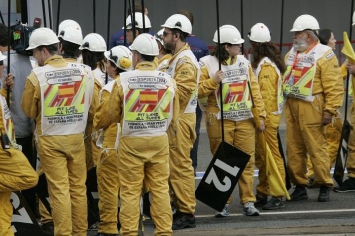 Para relawan berkumpul merayakan Hari Relawan FIA, atau lebih dikenal sebagai FIA Volunteers Day, di Circuit de Barcelona-Catalunya, Spanyol, Jumat (12/5/2017).