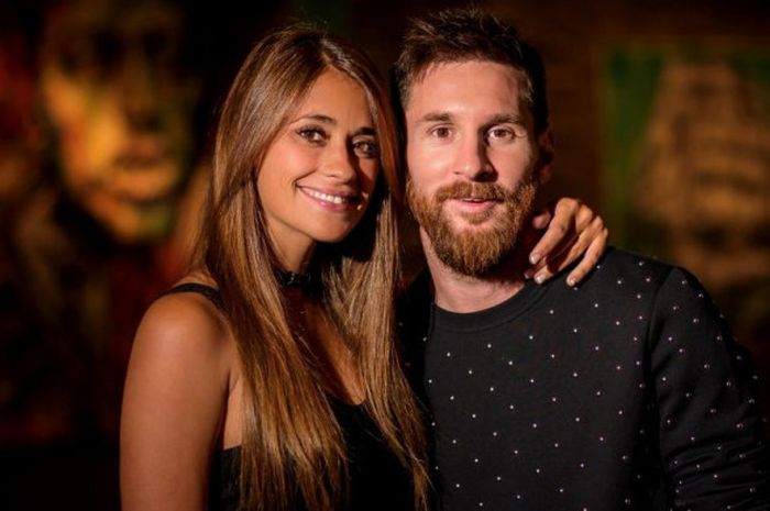 Megabintang Barcelona dan timnas Argentina, Lionel Messi (kanan), berpose dengan Antonella Rocuzzo dalam persiapan mereka menjelang pernikahan di Rosario, Santa Fe, Argentina, 30 Juni 2017.