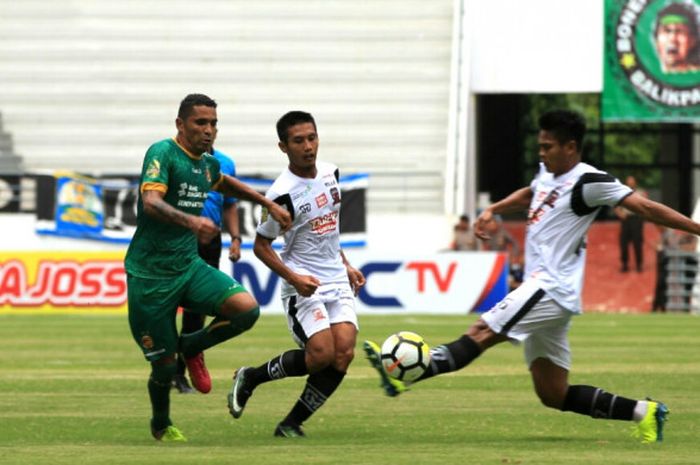 Pemain Sriwijaya FC, Alberto Goncalves saat melawan Madura United pada laga kedua grup B Piala Gubernur Kaltim 2018 di Stadion Batakan, Balikpapan, Senin (26/2/2018)