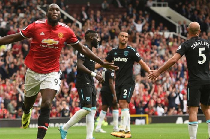 Penyerang Manchester United, Romelu Lukaku, merayakan gol ke gawang West Ham pada laga Liga Inggris di Old Trafford, Minggu (13/8/2017). 