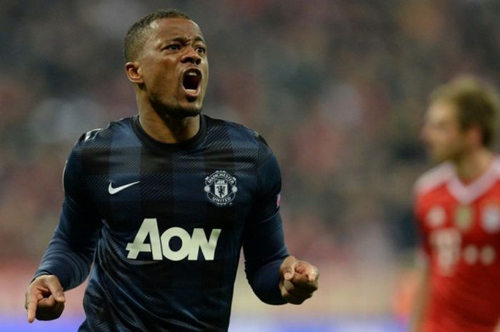 Bek kiri Manchester United, Patrice Evra, merayakan gol yang dia cetak ke gawang Bayern Muenchen dal