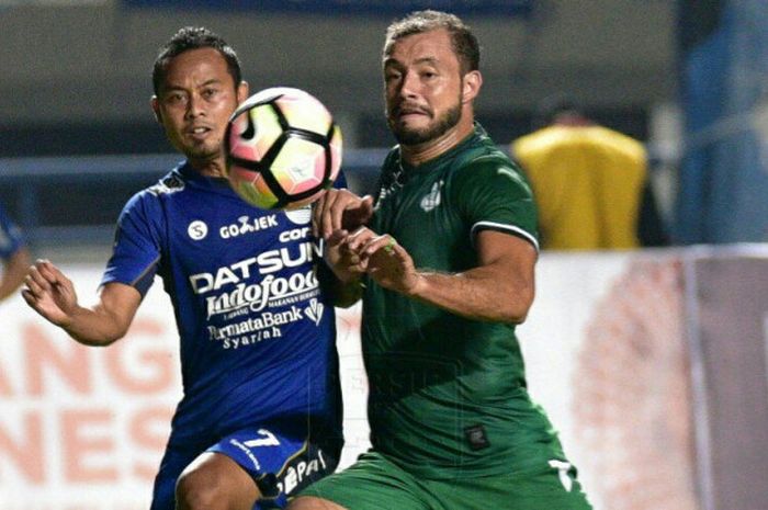 Pemain Persib Bandung, Atep (kiri), berduel dengan bek PSMS Medan, Reinalo Lobo, dalam pertandingan 