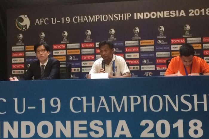Suasana konferensi pers pelatih timnas U-19 Taiwan seusai kekalahan 1-3 lawan timnas u-19 Indonesia pada laga pertama babak penyisihan Grup A Piala Asia U-19 2018 di Stadion Utama Gelora Bung Karno (SUGBK), Senayan, Jakarta Pusat, Kamis (18/10/2018). 