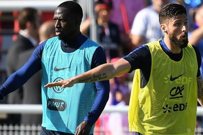 Dua pemain tim nasional Perancis, Moussa Sissoko (kiri) dan Olivier Giroud, menjalani sesi latihan di Stadion Aguilera, 20 Mei 2016.