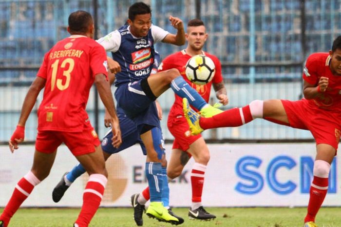Gelandang Arema FC, Dendi Santoso menendang bola dihalangi bek Barito Putera, Dandi Maulana A dalam lanjutan Liga 1 di Stadion Kanjuruhan Kepanjen, Kabupaten Malang, Sabtu (24/11/2018). 
