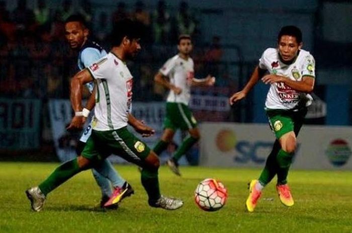 Dua pemain Bhayangkara Surabaya United (BSU), Ilham Udin Armayn dan Evan Dimas Dharmono (kanan) saat timnya dijamu Persela di Stadion Surajaya, Lamongan, Jumat (19/8/2016) malam. 
