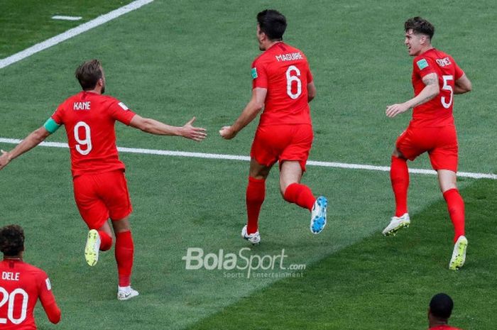   Bek Harry Maguire dan para pemain timnas Inggris merayakan gol dalam partai perempat final Piala Dunia 2018 melawan Swedia di Samara Arena, 7 Juli 2018.  