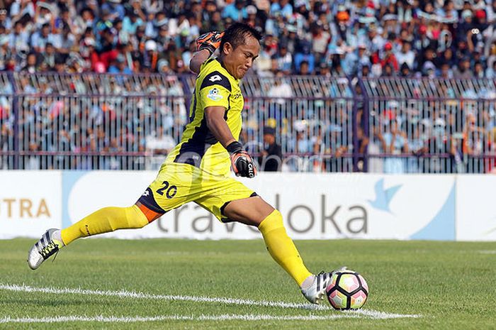 Kiper Persela Lamongan, Ferdiansyah, melakukan tendangan gawang saat tampil melawan Persib Bandung pada pekan ke-31 Liga 1 di Stadion Surajaya Malang, Jawa Timur, Minggu (22/10/2017) sore.