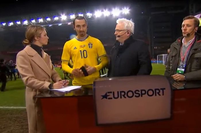 Pemain Timnas Swedia, Zlatan Ibrahimovic, saat diwawancarai oleh Eurosport usai laga Italia vs Swedia, Selasa (14/11/2017) di San Siro.