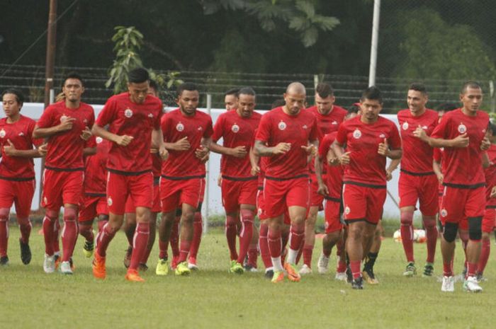 Skuat Persija Jakarta menjalani latihan di Lapangan Sutasoma, Halim Perdanakusuma, Jakarta Timur, Kamis (1/2/2018).