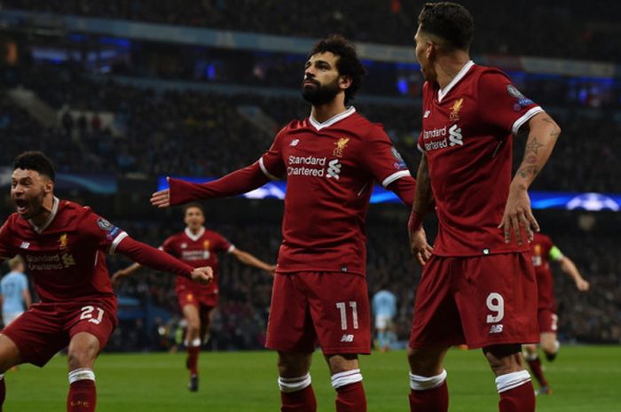  Selebrasi penyerang Liverpool FC, Mohamed Salah (tengah), seusai berhasil mencetak gol ke gawang Manchester City dalam pertandingan leg 2 babak perempat final Liga Champions 2017-2018 di Stadion Etihad, Manchester, Inggris, pada Selasa (10/4/2018).      