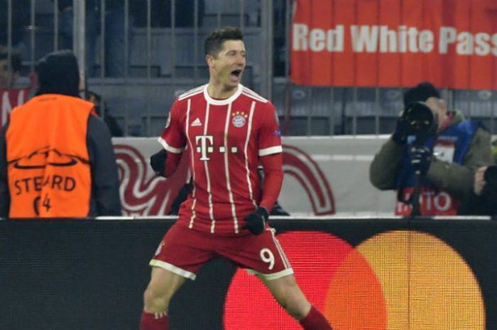 Reaksi penyerang FC Bayern Muenchen, Robert Lewandowski, usai mencetak gol ke gawang Besiktas di Stadion Allianz Arena, Muenchen, Jerman, Selasa (20/2/2018).