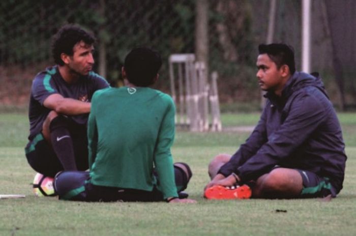 Luis Milla berdiskusi bersama pemain Timnas Indonesia seusai latihan