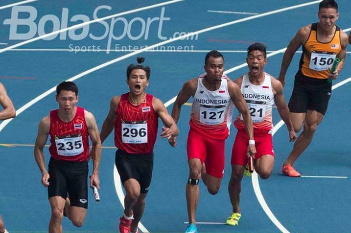 Dua pelari Indonesia, Iswandi dan Fadlin (deretan ketiga dari kanan), tampil dalam perlombaan lari nomor estafet 4x100m di Stadion Bukit Jalil, Kuala Lumpur, Malaysia, Jumat (25/8/2017).