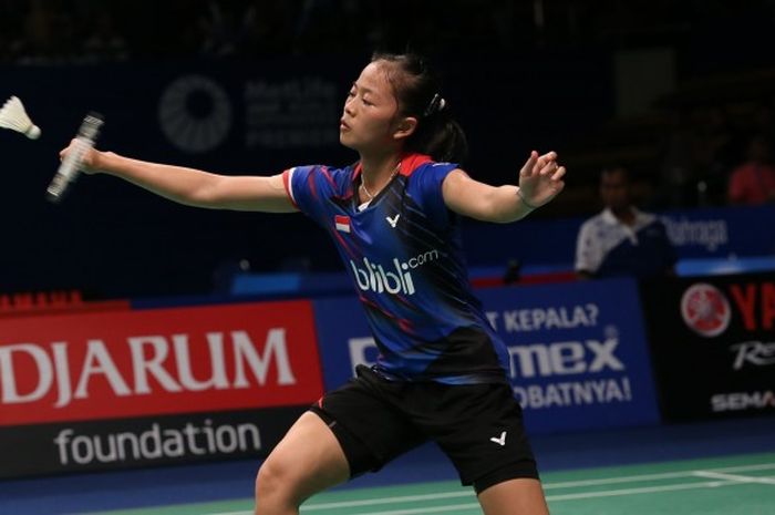 Pebulu tangkis Indonesia, Fitriani, mengembalikan kok saat berhadapan dengan Sania Nehwal (India) pada babak kedua BCA Indonesia Open Superseries Premier 2016 di Istora Gelora Bung Karno, Senayan, Jakarta, Kamis (2/6/2016). 