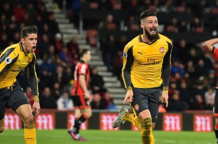 Penyerang Arsenal, Olivier Giroud (kedua dari kanan), merayakan gol yang dia cetak ke gawang Bournemouth dalam laga Premier League di Stadion Vitality, 3 Januari 2017.