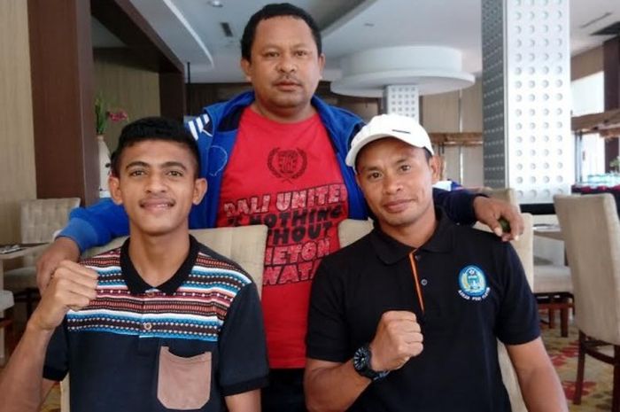 Pemain potensial asal Pulau Adonara, Andong Tirtayasa Koten (kiri) bersama pelatih Perseftim, Abdul Syukur (kanan) serta Sipri Seko di Bandara El Tari, Kupang, Minggu (19/3/2017). 
