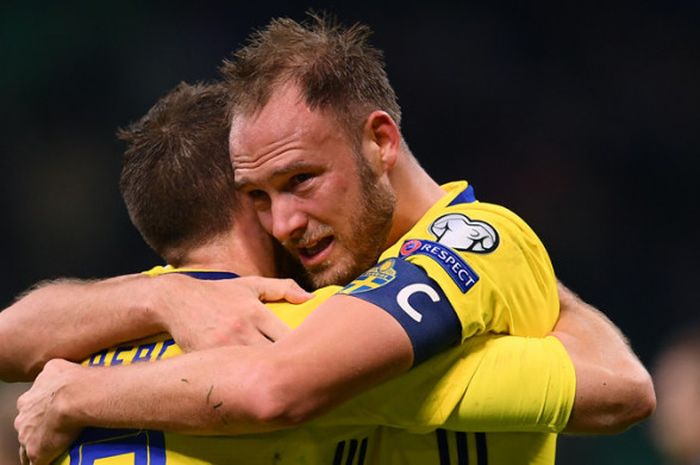 Bek sekaligus kapten Swedia, Andreas Granqvist, bersama striiker Marcus Berg dalam ajang Kualifikasi Piala Dunia 2018 melawan Italia (0-0) di San Siro, Milano, pada 13 November 2017.