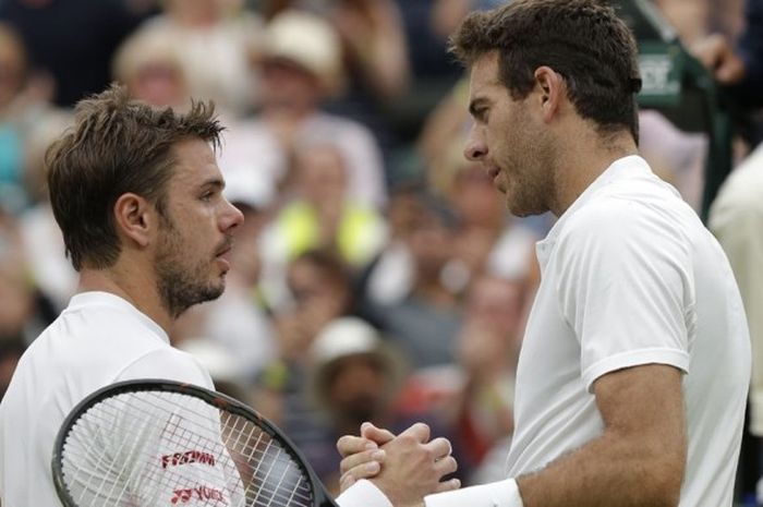 Petenis Swiss, Stan Wawrinka (kiri), bersalaman dengan petenis Argentina, Juan Martin Del Potro, setelah kalah 6-3, 3-6, 6(2)-7, 3-6, pada laga babak kedua turnamen Grand Slam Wimbledon 2016 yang digelar di The All England Lawn Tennis Club, Wimbledon, Jumat (1/7/2016).