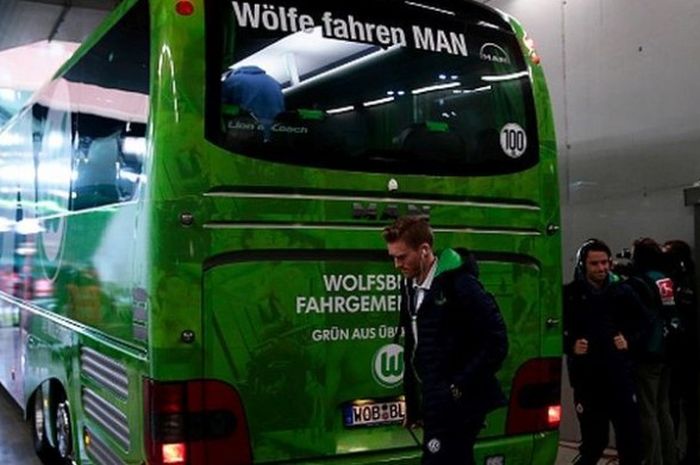 Penyerang Vfl Wolfsburg, Andre Schuerrle, bersiap melakoni pertandingan Bundesliga melawan Borussia Dortmund di Volkswagen Arena, Wolfsburg, Jerman, 5 Desember 2015.