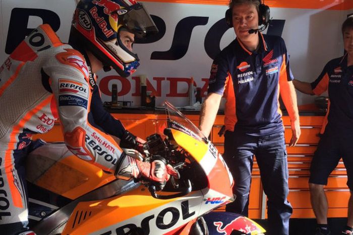  Pebalap Repsol Honda, Dani Pedrosa, bersiap-siap memasuki lintasan saat menjalani tes pramusim di Sirkuit Losail, Qatar pada 3 Maret 2018. 