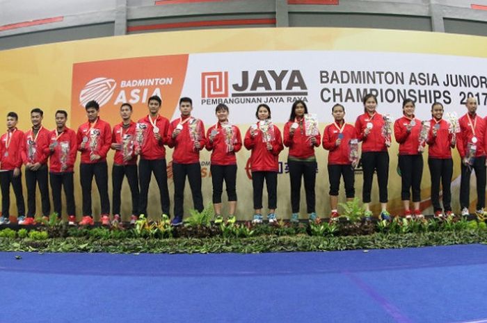 Tim bulu tangkis Indonesia berpose di podium runner-up pada Kejuaraan Asia Junior 2017 di Hall Jaya Raya Training Center, Jakarta, Selasa (25/7/2017).