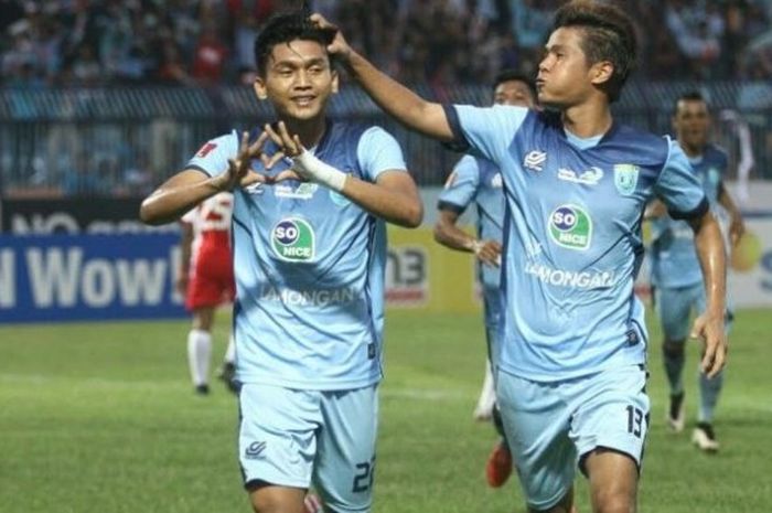 Striker Persela, Dendy Sulistyawan merayakan golnya ke gawang PSM Makassar di Stadion Surajaya, Lamongan, 2 September 2016. 