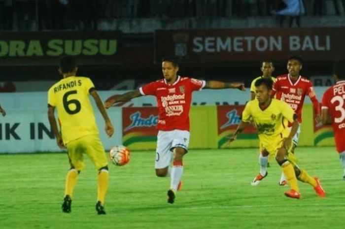 Penyerang Bali United, Irfan Bachdim (tengah) di antara para pemain Celebest FC pada Trofeo Bali Island Cup 2017 di Stadion Kapten I Wayan Dipta, Gianyar, Jumat (31/3/2017). 