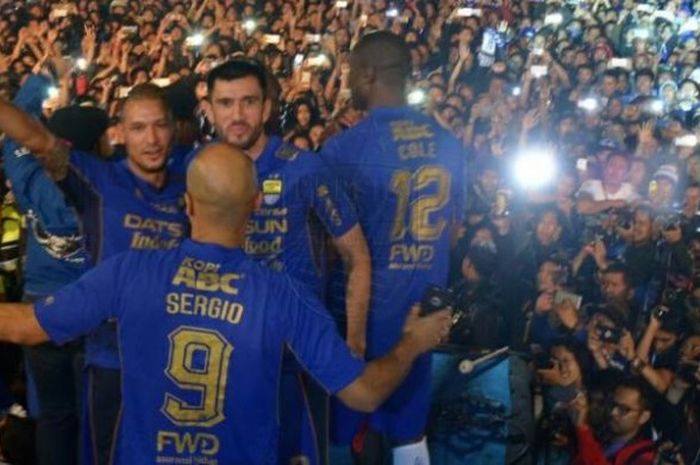 Empat pemain Persib di panggung saat diperkenalkan ke bobotoh yang memadati Stadion Siliwangi, Kota Bandung, Minggu (2/4/2017) malam. 