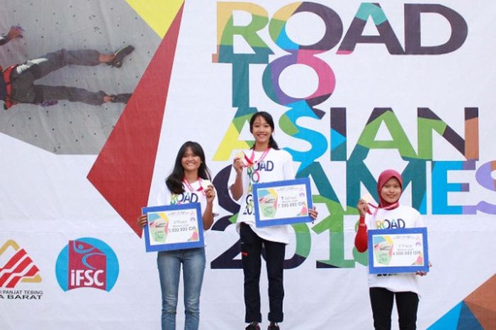 Atlet panjat tebing putri berpose di podium pada test event panjat tebing nomor lead kategori putri di Cikole, Jawa Barat, Jumat (8/9/2017). 