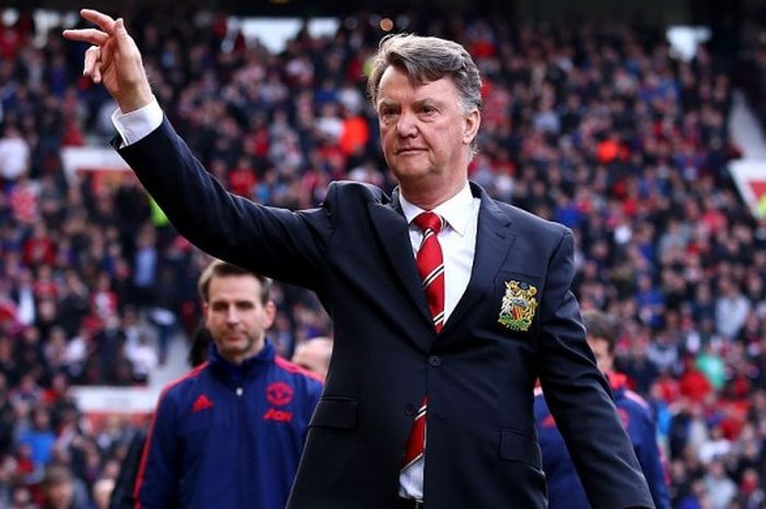 Manajer Manchester United, Louis van Gaal, melambaikan tangan kepada para fans dalam pertandingan ronde keenam Piala FA 2015-2016 menghadapi West Ham United di Old Trafford, Manchester, Inggris, pada Minggu (13/3/2016).