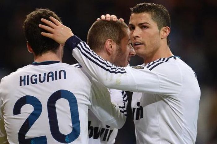 Penyerang Real Madrid dari Perancis, Karim Benzema (tengah), merayakan golnya bersama mantan rekan setimnya dari Argentina, Gonzalo Higuain (kiri), dan penyerang dari Portugal, Cristiano Ronaldo, dalam laga melawan Real Mallorca di Stadion Santiago Bernabeu, Sabtu (16/4/2013). Kini, Higuain telah berseragam Juventus dan akan melawan keduanya di perempat final Liga Champions 2017-2018.