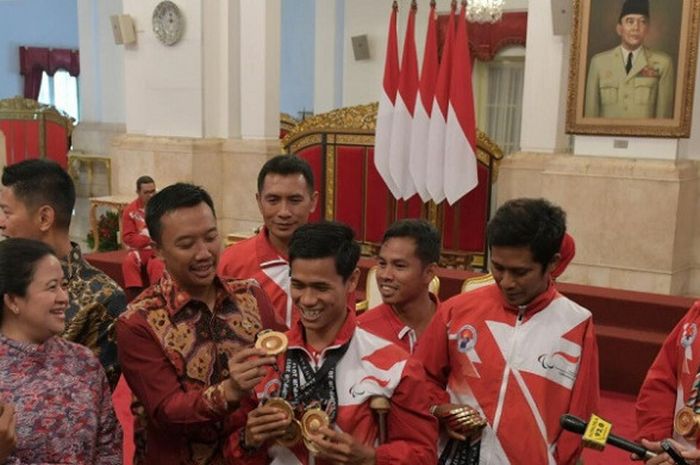 Menpora Imam Nahrawi memegang salah satu medali atlet yang mengikuti ASEAN Para Games 2017 di Istana Negara, Jakarta, Senin (2/10/2017).