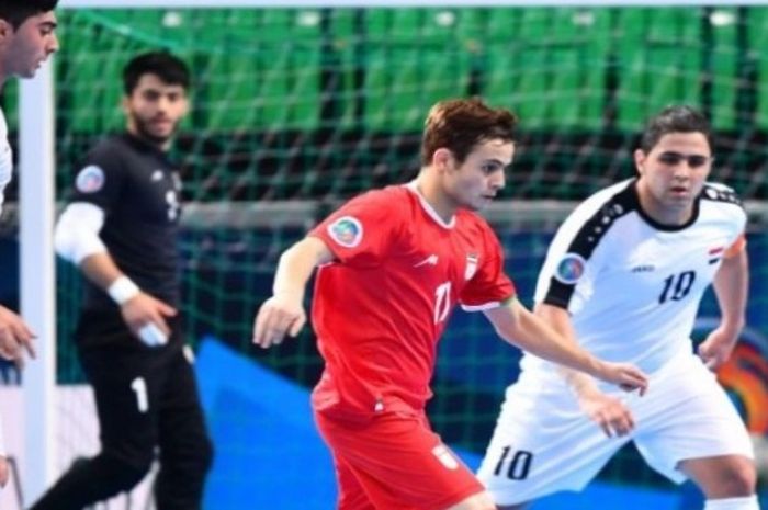 Aksi pemain Iran (kostum merah) pada laga final AFC U-20 Futsal Championship 2017 di Bangkok Arena, Bangkok, Thailand, Jumat (26/5/2017). Iran menang dengan skor 2-0 atas Irak.