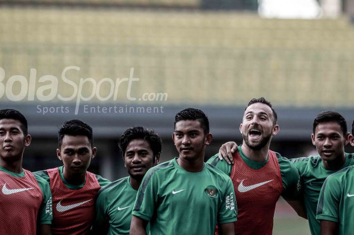 Skuad Timnas Indonesia saat menjalani sesi latihan di Stadion Patriot, Bekasi, Jumat (24/11/2017), jelang laga persahabatan melawan Timnas Guyana pada Sabtu (25/11/2017).