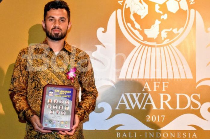 Gelandang timnas Indonesia, Stefano Lilipaly, berpose setelah menerima penghargaan masuk nominasi starting eleven terbaik AFF 2017.