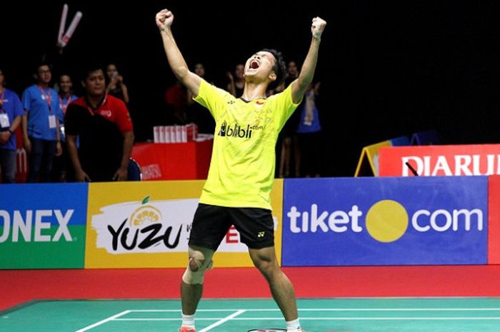 Pebulu tangkis tunggal putra nasional, Antony Sinisuka Ginting, melalukan selebrasi setelah memastikan diri memenangi gelar Indonesia Masters setelah mengalahkan Kazumasa Sakai (Jepang), 21-13, 21-12, pada final di Istora Senayan, Jakarta, Minggu (28/1/2018).