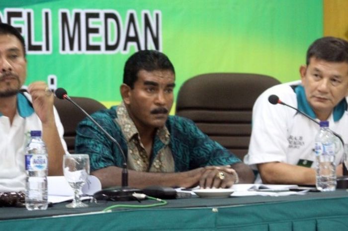 Pengurus bidang hukum PSMS, Fadilah Huthry Lubis (kiri) yang justru dipecat Julius Raja (tengah) dkk karena dianggap sering melakukan manuver di luar PSMS Medan. Foto ini ketika ketiganya masih kompak menjadi dewan sidang saat Rapat Anggota Luar Biasa (RALB) 2015 yang memilih Mahyono sebagai ketua umum PSMS Medan. 