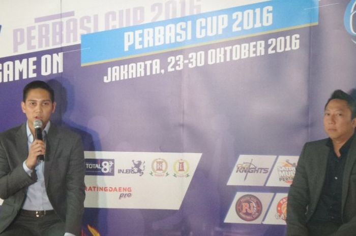 Sekretaris Jenderal PP Perbasi, Budisatrio Djiwandono (kiri), didampingi Ketua Pelaksana Perbasi Cup 2016, Fareza Tamrella, menjelaskan perihal Perbasi Cup 2016 pada konferensi pers di Jakarta, Kamis (20/10/2016).