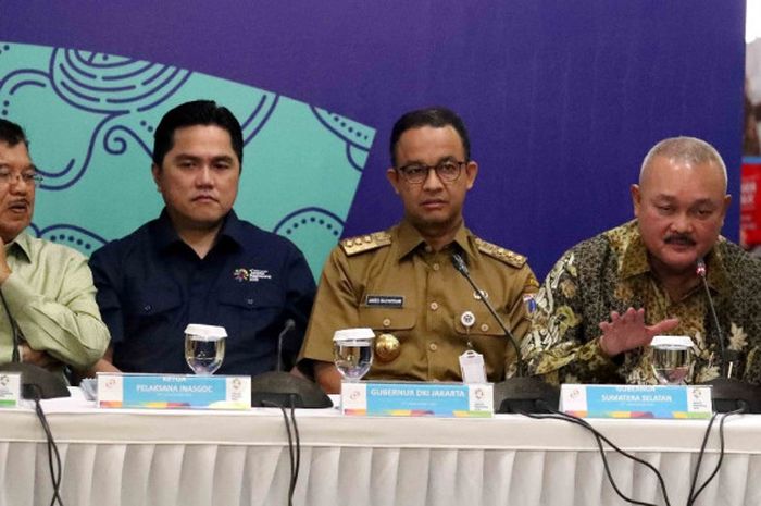 Wakil Presiden Jusuf Kalla (kiri), bersama Ketua Inasgoc Erick Thohir, Gubernur DKI Jakarta Anies Baswedan, dan Gubernur Sumatera Selatan Alex Noerdin, menghadiri konferensi pers di Wisma Serbaguna, Senayan, Jakarta, Senin (19/2/2018).