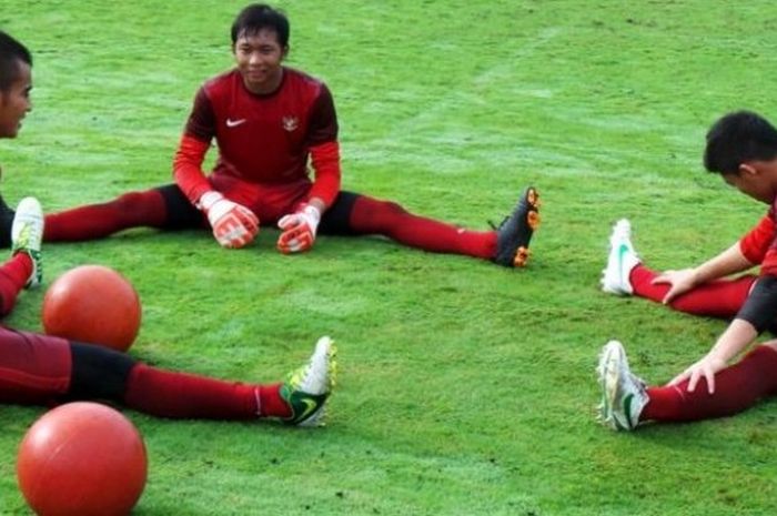 Kiper Tim Nasional Indonesia U-19, Awan Setho (tengah).