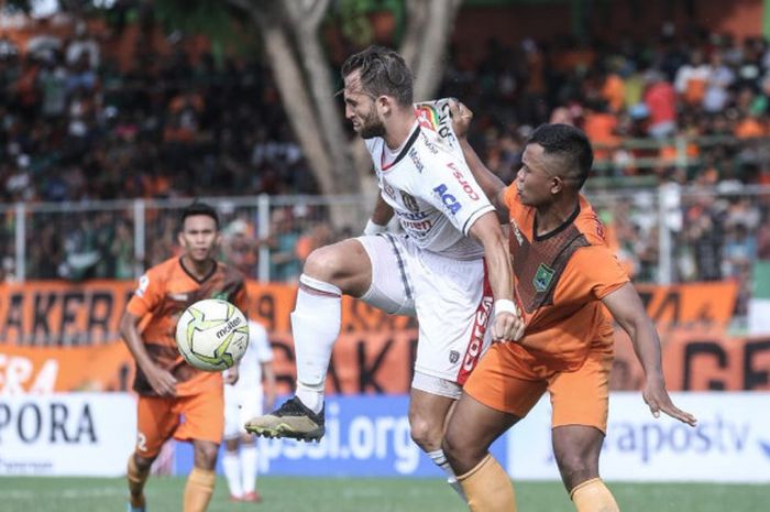 Aksi penyerang Bali United, Ilija Spasojevic pada laga 64 besar Piala Indonesia kontra tuan rumah Persekabpas Pasuruan di di Stadion Pogar Bangil, Pasuruan, Minggu (16/12/2018).