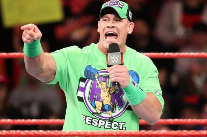 John Cena saat akan meladeni The Undertaker.