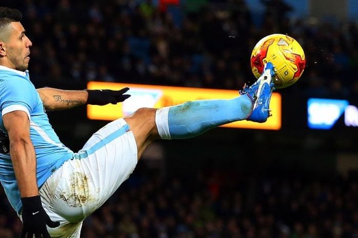 Striker Manchester City, Sergio Aguero, beraksi saat melakoni partai leg kedua semifinal Capital One Cup melawan Everton di stadion Etihad, Manchester, 27 Januari 2016.