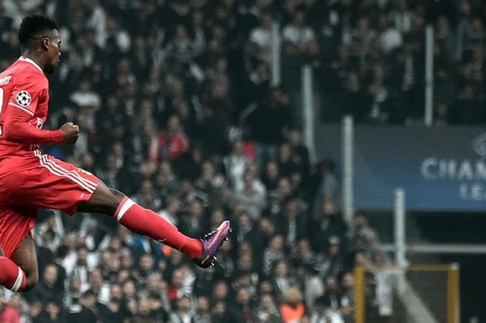 Bek Benfica, Nelson Semedo, melakukan selebrasi seusai mencetak gol ke gawang Besiktas dalam laga Grup B Liga Champions 2016-2017 di Vodafone arena, (23/11/2016).